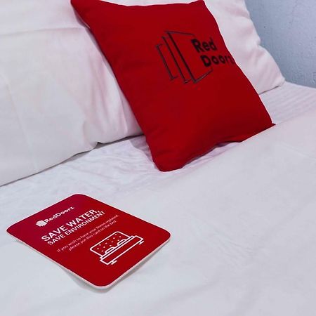 Hotel Reddoorz @ Zapatera Cebu Esterno foto