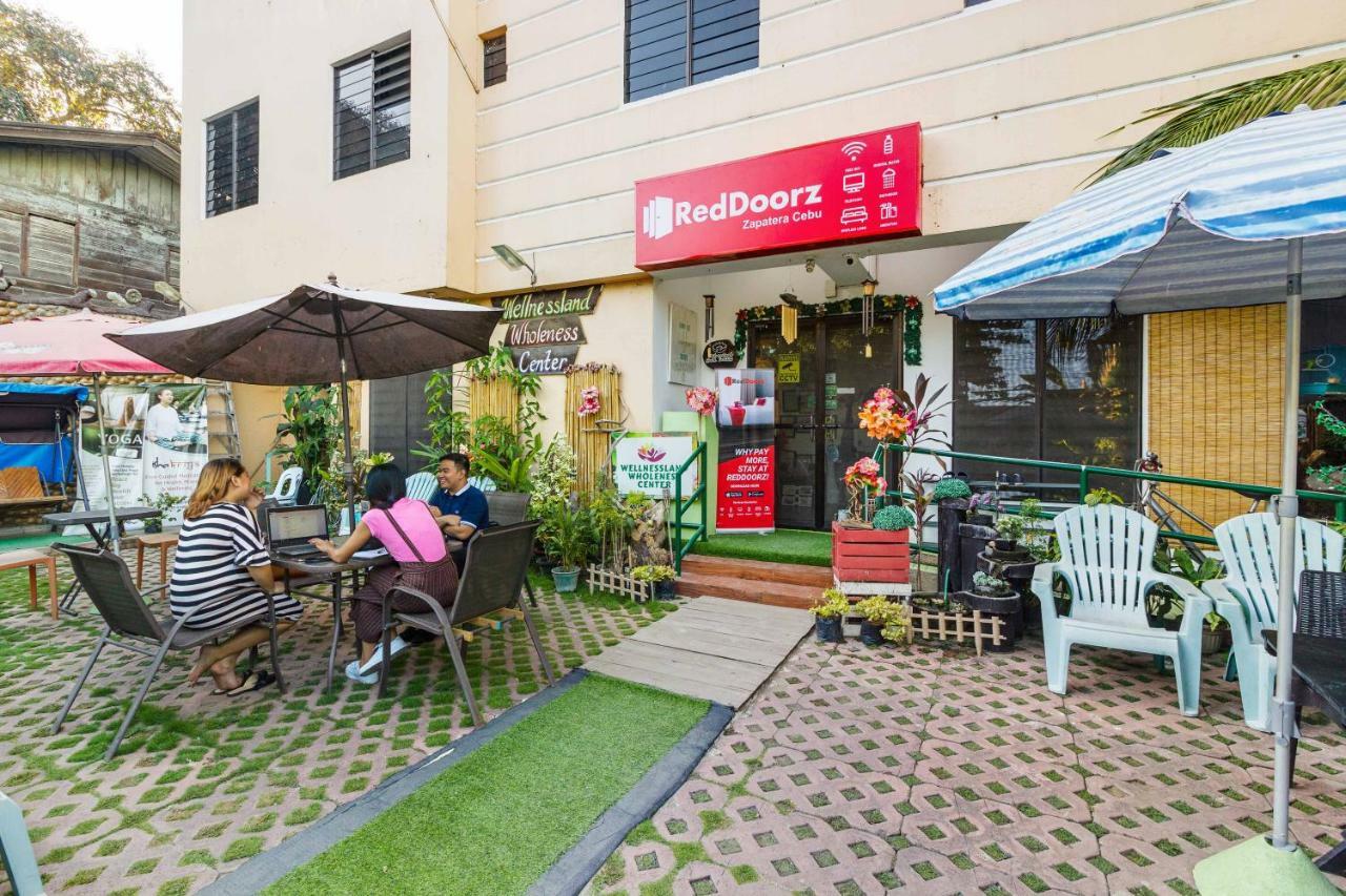 Hotel Reddoorz @ Zapatera Cebu Esterno foto