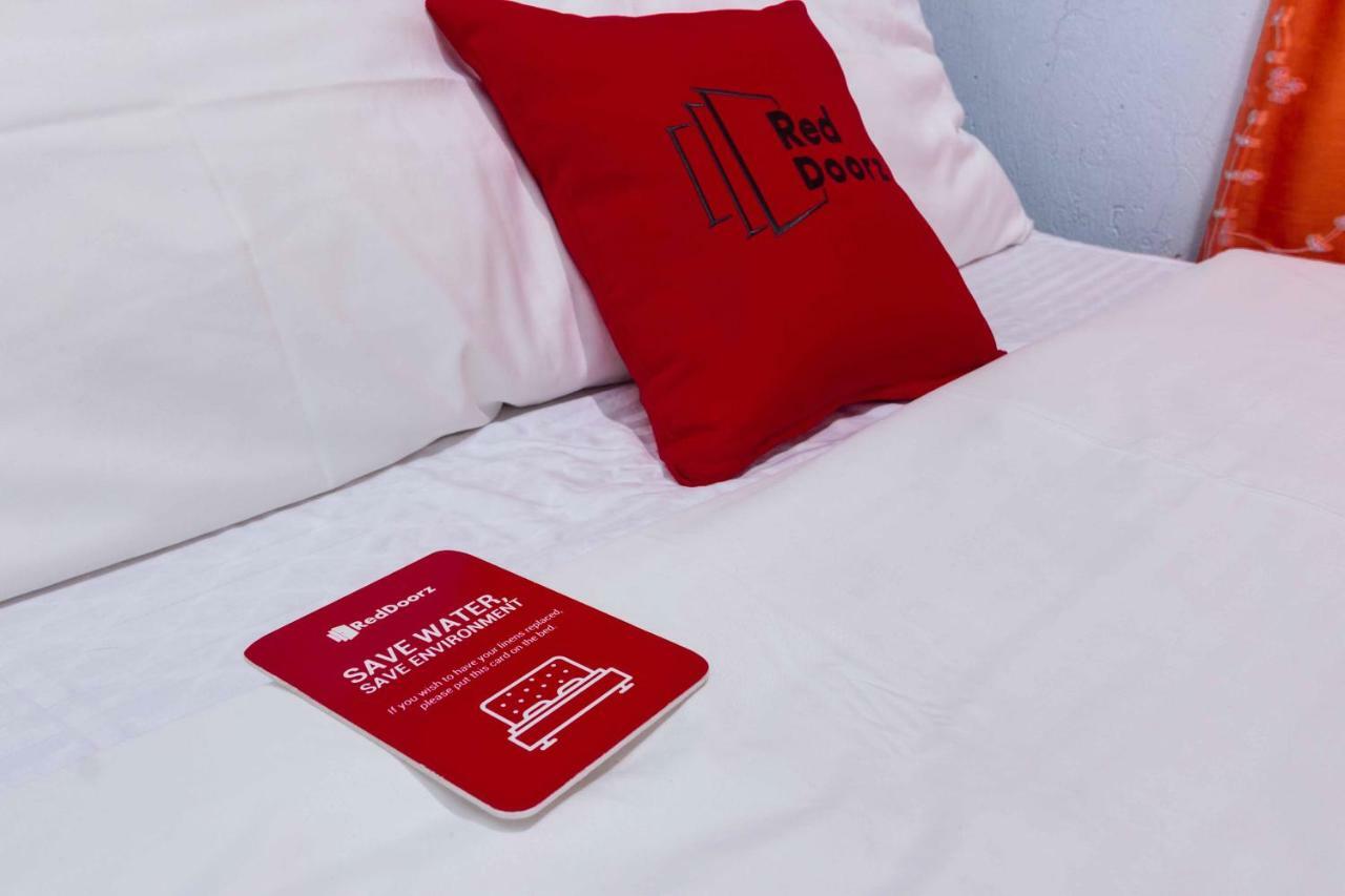 Hotel Reddoorz @ Zapatera Cebu Esterno foto